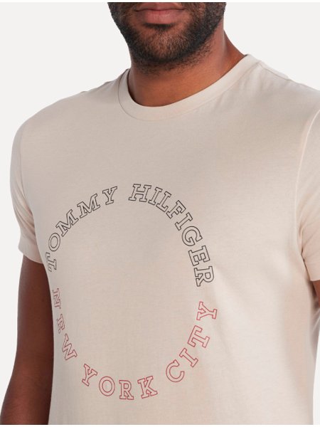 Camiseta Tommy Hilfiger Masculina Monotype Roundle Logo Cáqui Claro
