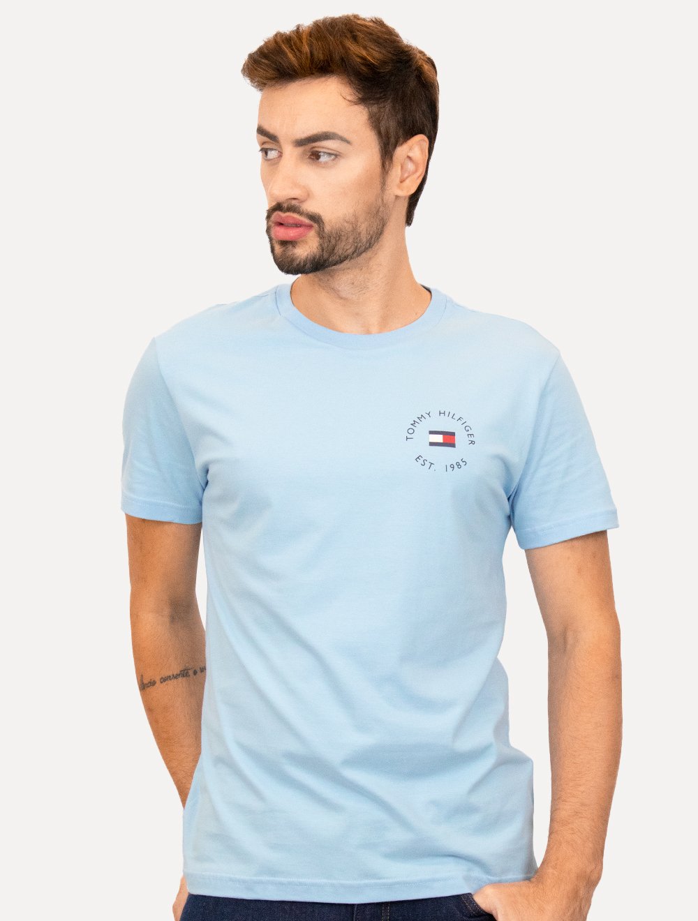 Camiseta Tommy Hilfiger Masculina Roundle Logo Chest Azul Claro