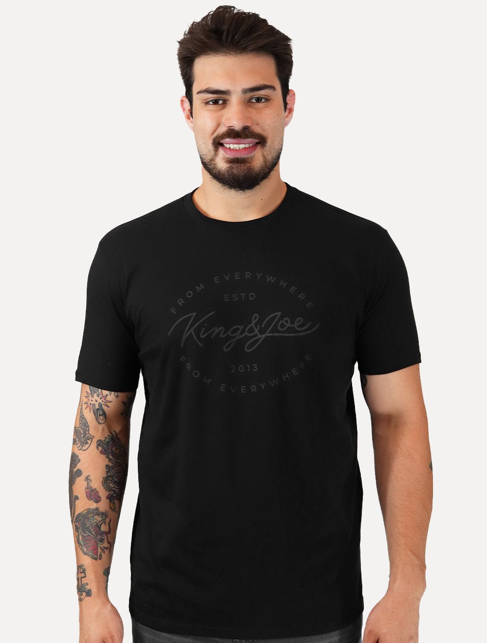 Camiseta King & Joe Masculina Signature Circle Estd 2013 Preta | Secret ...