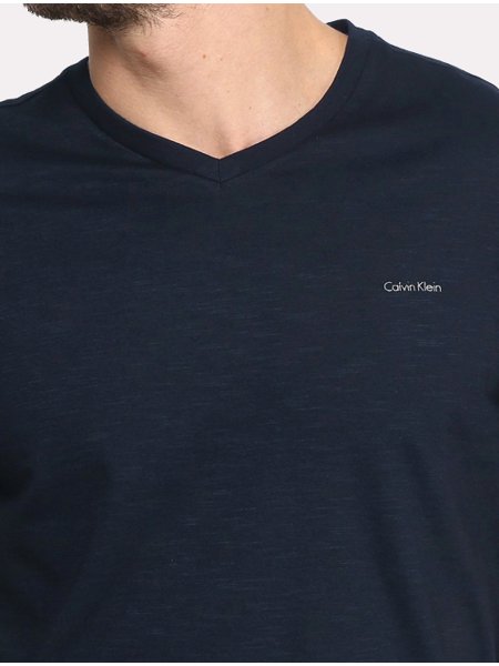 Camiseta Calvin Klein Masculina V-Neck Logo Flamê Azul Marinho