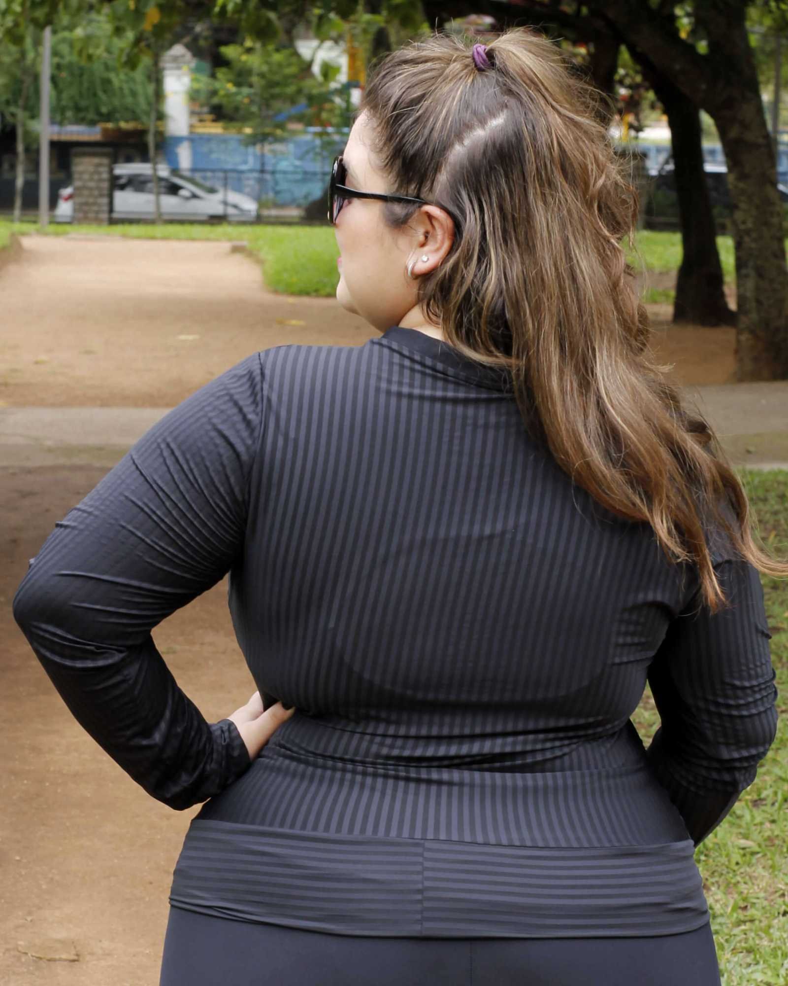 blusa-canguru-feminina-plus-size-preta-listrada-costas