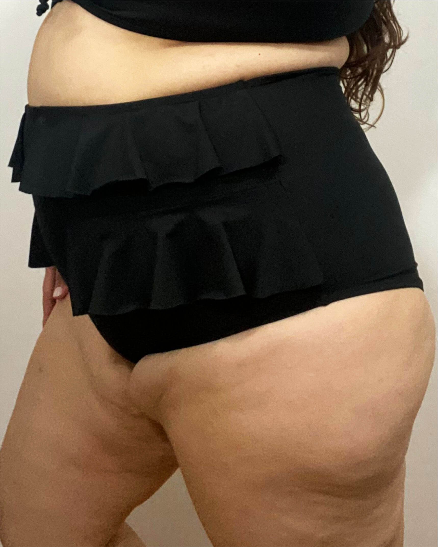 hot-pant-cintura-alta-feminina-plus-size-babado-preto-2