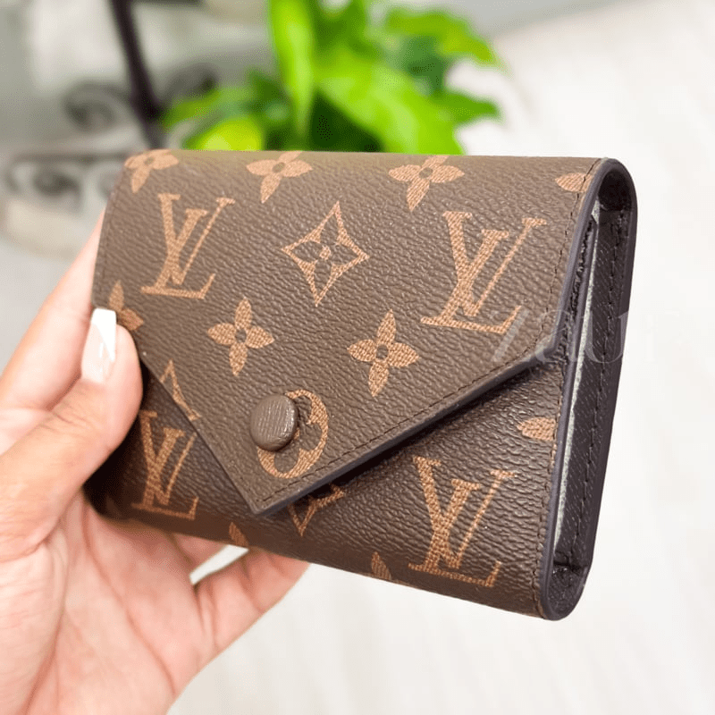 MINI CARTEIRA LOUIS VUITTON VICTORINE MONOGRAM MARROM - Bolsas de