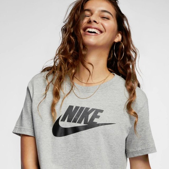 Camiseta Cropped Nike Sportswear Essential Feminino, Passo a Passo  Calçados